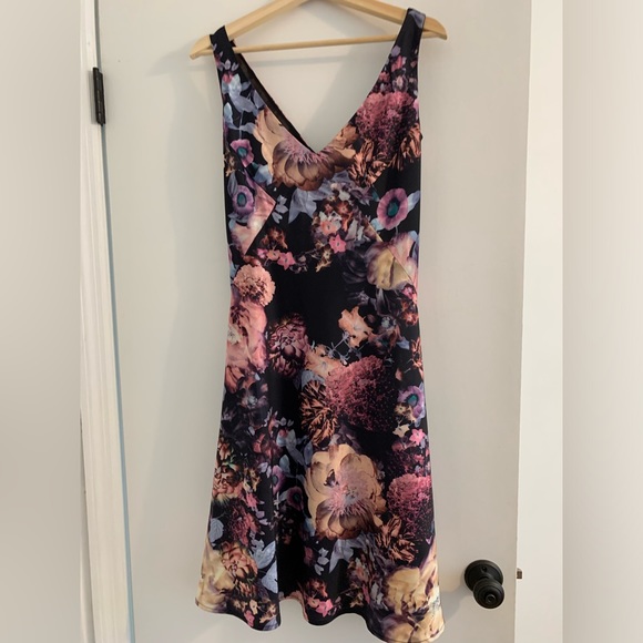 Kevan Hall Co. Never worn. Floral. Mid thingy length. Size 6, feels like a 4. - Picture 3 of 9